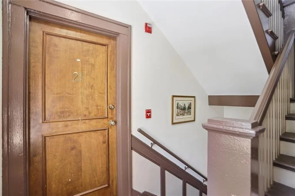 2nd floor, no long hallways!