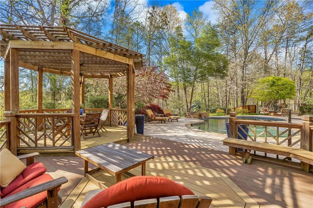 9 Powers Chase Circle, Sandy Springs, Georgia 30327, 6 Bedrooms Bedrooms, ,5 BathroomsBathrooms,Residential,Sold,9 Powers Chase Circle,6533751