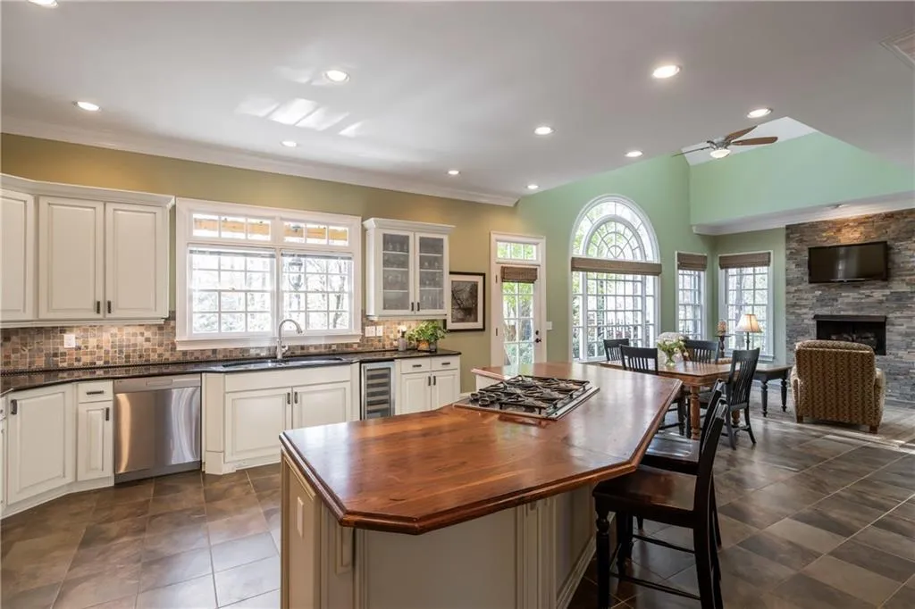 9 Powers Chase Circle, Sandy Springs, Georgia 30327, 6 Bedrooms Bedrooms, ,5 BathroomsBathrooms,Residential,Sold,9 Powers Chase Circle,6533751