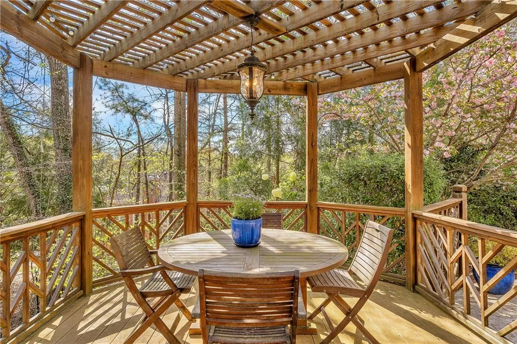 9 Powers Chase Circle, Sandy Springs, Georgia 30327, 6 Bedrooms Bedrooms, ,5 BathroomsBathrooms,Residential,Sold,9 Powers Chase Circle,6533751