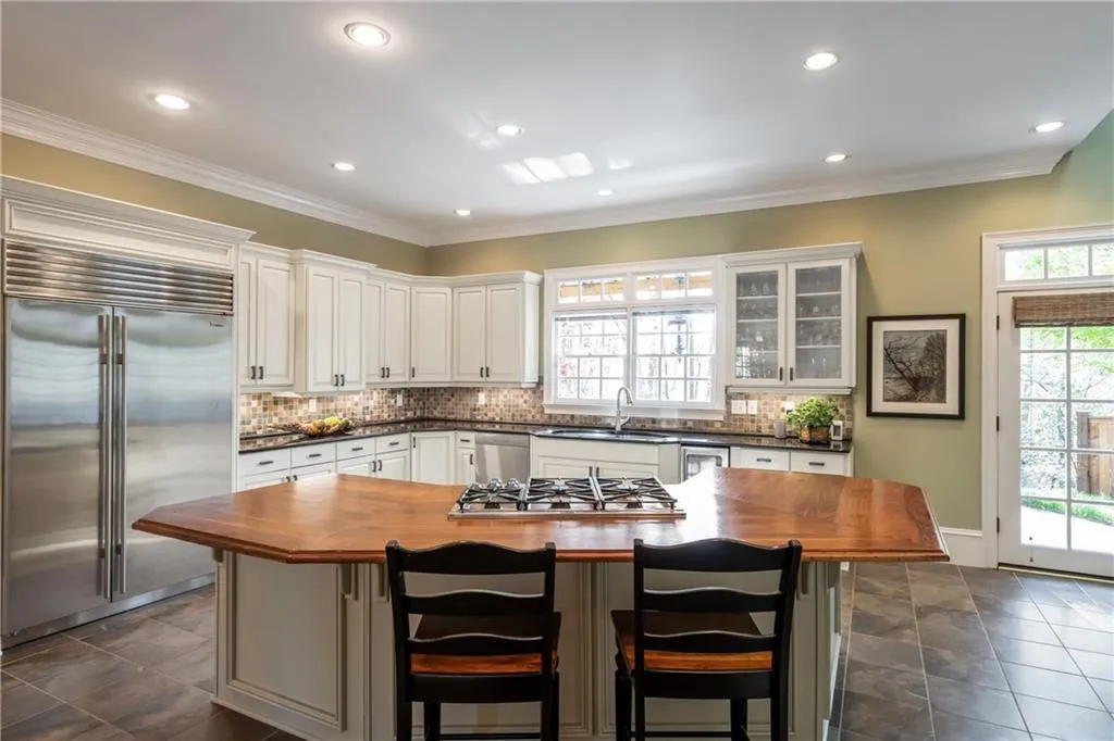 9 Powers Chase Circle, Sandy Springs, Georgia 30327, 6 Bedrooms Bedrooms, ,5 BathroomsBathrooms,Residential,Sold,9 Powers Chase Circle,6533751