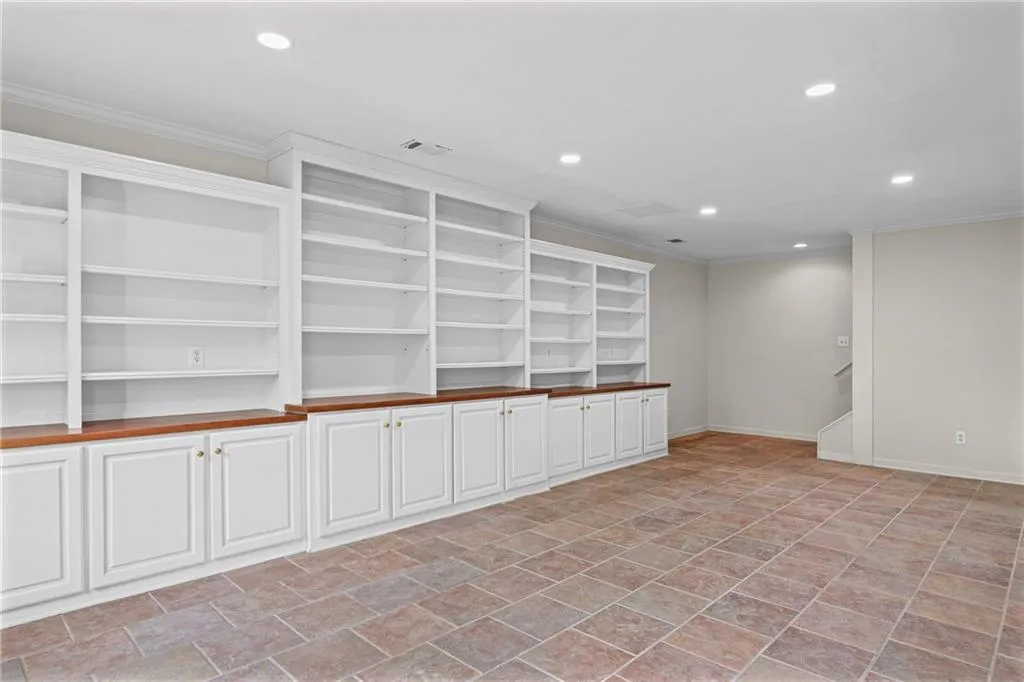 Unfurnished room with crown molding and recessed lighting