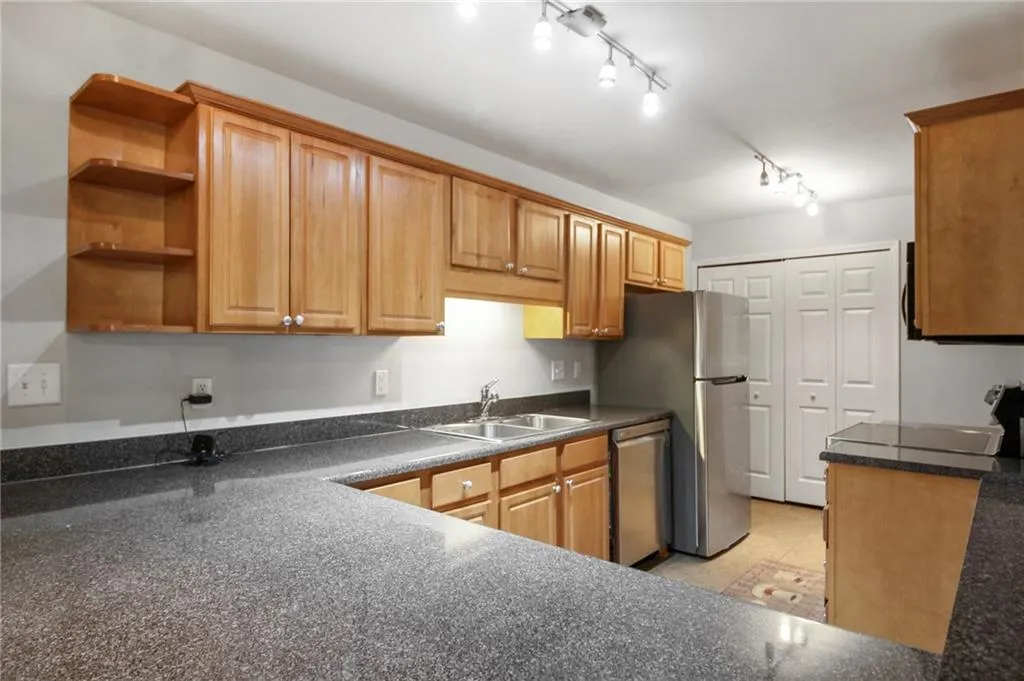 206 Brighton Point, Atlanta, Georgia 30328, 2 Bedrooms Bedrooms, ,2 BathroomsBathrooms,Residential,Sold,206 Brighton Point,7038359