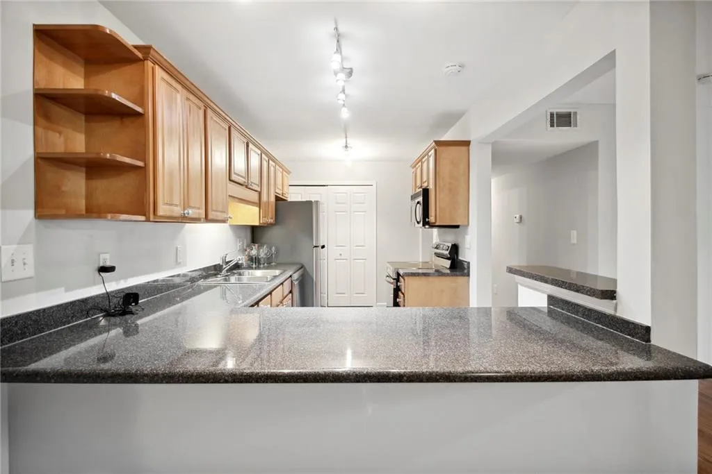 206 Brighton Point, Atlanta, Georgia 30328, 2 Bedrooms Bedrooms, ,2 BathroomsBathrooms,Residential,Sold,206 Brighton Point,7038359