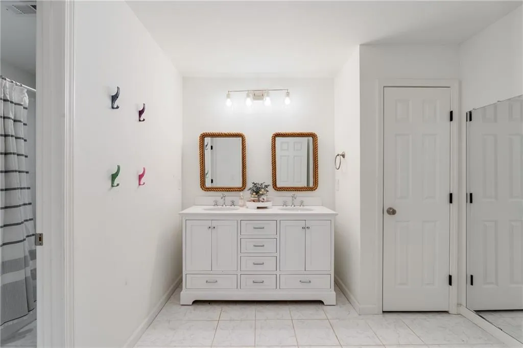 ENSUITE BATH | NETURAL TILE | STORAGE | LINEN STORAGE