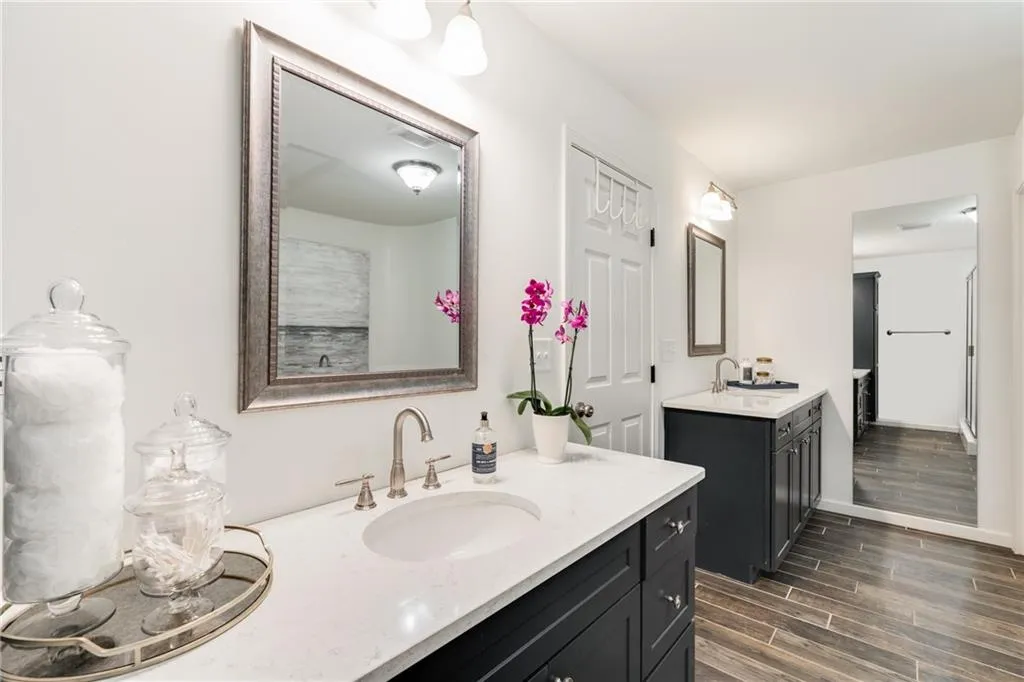 DUAL VANITIES | STORAGE | QUARTZ COUNTERS | HARDWOOD INSPIRED TILED FLOORS