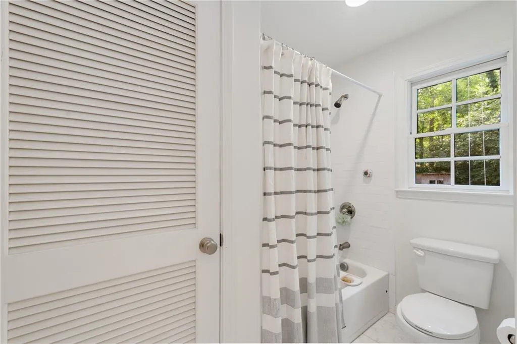 PRIVATE WATER CLOSET + TUB SHOWER | NATURAL LIGHT