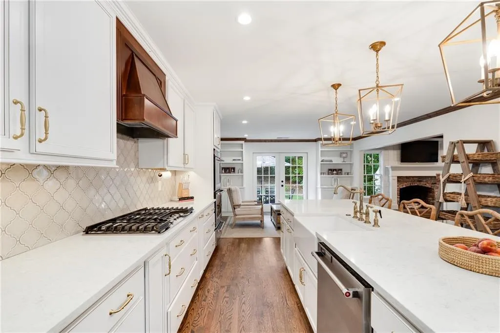 SOFT WHITE KITCHEN CABINETS OFFER SOFT CLOSE DOORS + DRAWERS | ISLAND ENTERTAINING | FARM SINK | HIDDEN TRASH + RECYCLING PULL OUT | TILED BACKSPLASH