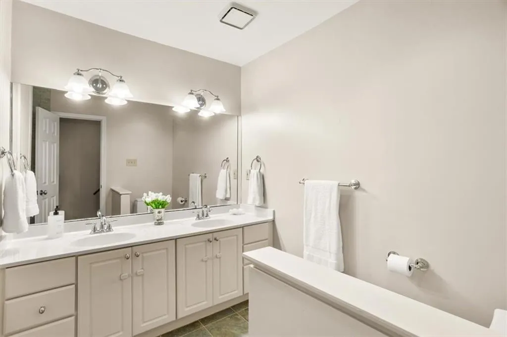 5114 N Ivy Road Ne, Atlanta, Georgia 30342, 4 Bedrooms Bedrooms, ,3 BathroomsBathrooms,Residential,For Sale,5114 N Ivy Road Ne,7658366