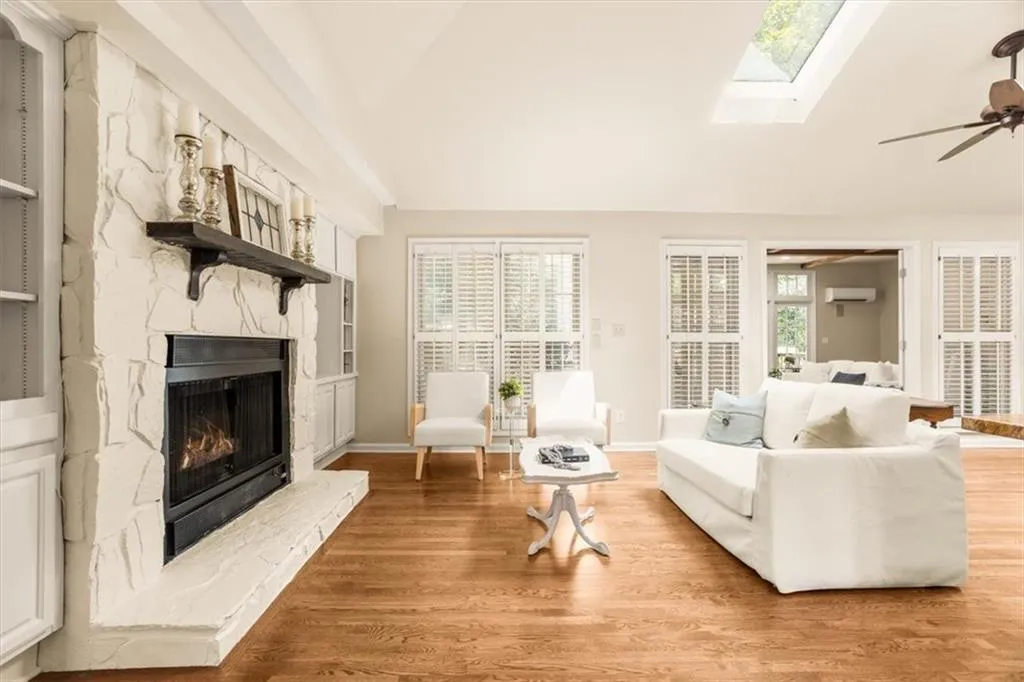 5114 N Ivy Road Ne, Atlanta, Georgia 30342, 4 Bedrooms Bedrooms, ,3 BathroomsBathrooms,Residential,For Sale,5114 N Ivy Road Ne,7658366