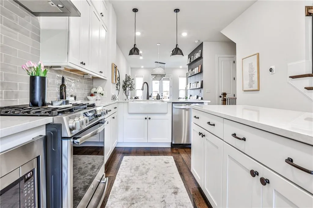 4213 Deming Circle, Atlanta, Georgia 30342, 2 Bedrooms Bedrooms, ,2 BathroomsBathrooms,Residential,Sold,4213 Deming Circle,7083715