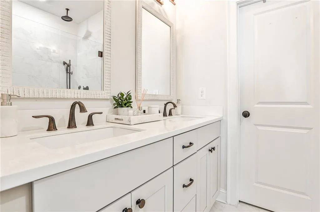 4213 Deming Circle, Atlanta, Georgia 30342, 2 Bedrooms Bedrooms, ,2 BathroomsBathrooms,Residential,Sold,4213 Deming Circle,7083715