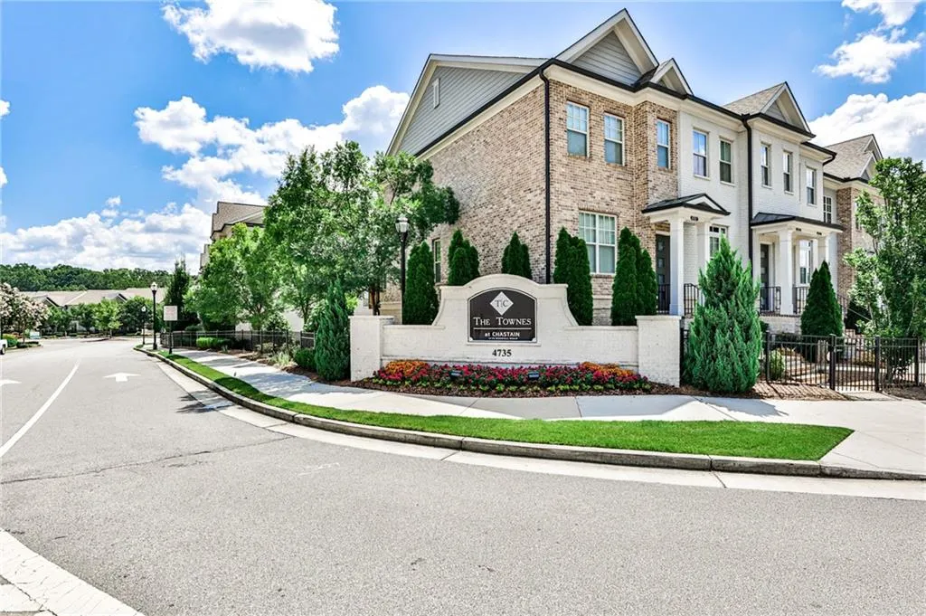 4213 Deming Circle, Atlanta, Georgia 30342, 2 Bedrooms Bedrooms, ,2 BathroomsBathrooms,Residential,Sold,4213 Deming Circle,7083715