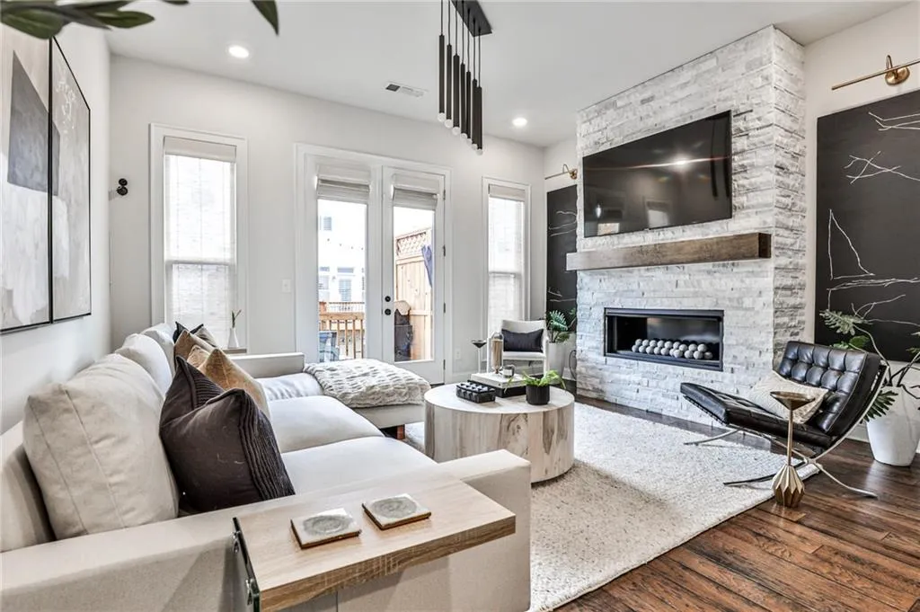 4213 Deming Circle, Atlanta, Georgia 30342, 2 Bedrooms Bedrooms, ,2 BathroomsBathrooms,Residential,Sold,4213 Deming Circle,7083715