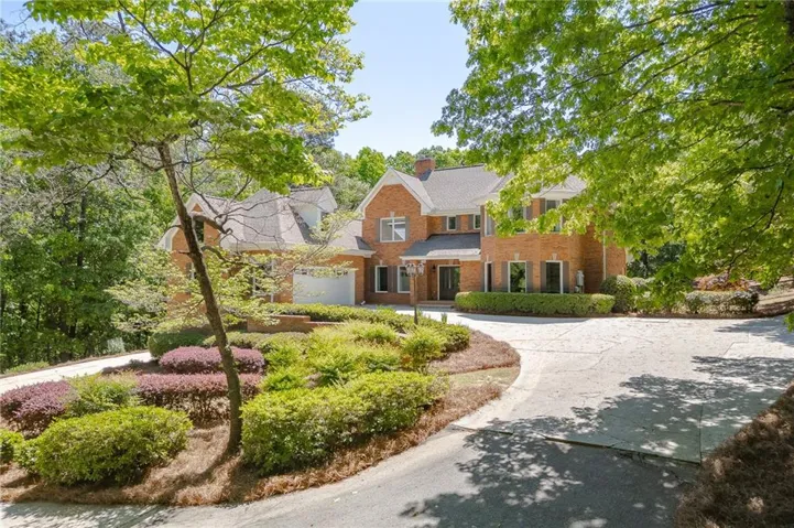 Hidden retreat offering unmatched privacy and impressive presence