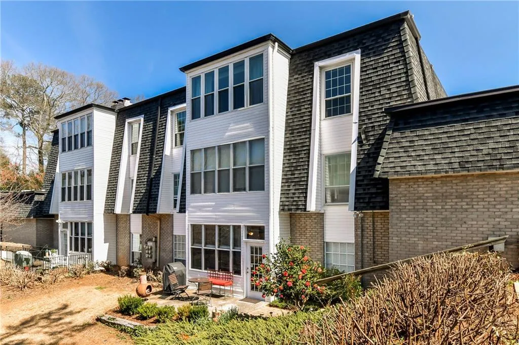 5205 Chemin De Vie, Atlanta, Georgia 30342, 2 Bedrooms Bedrooms, ,2 BathroomsBathrooms,Residential,Sold,5205 Chemin De Vie,5983182