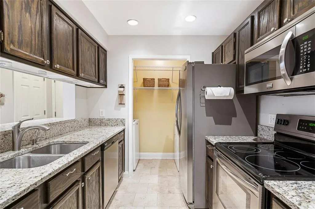 502 Barrington Hills Drive, Sandy Springs, Georgia 30350, 1 Bedroom Bedrooms, ,1 BathroomBathrooms,Residential,Sold,502 Barrington Hills Drive,6851420