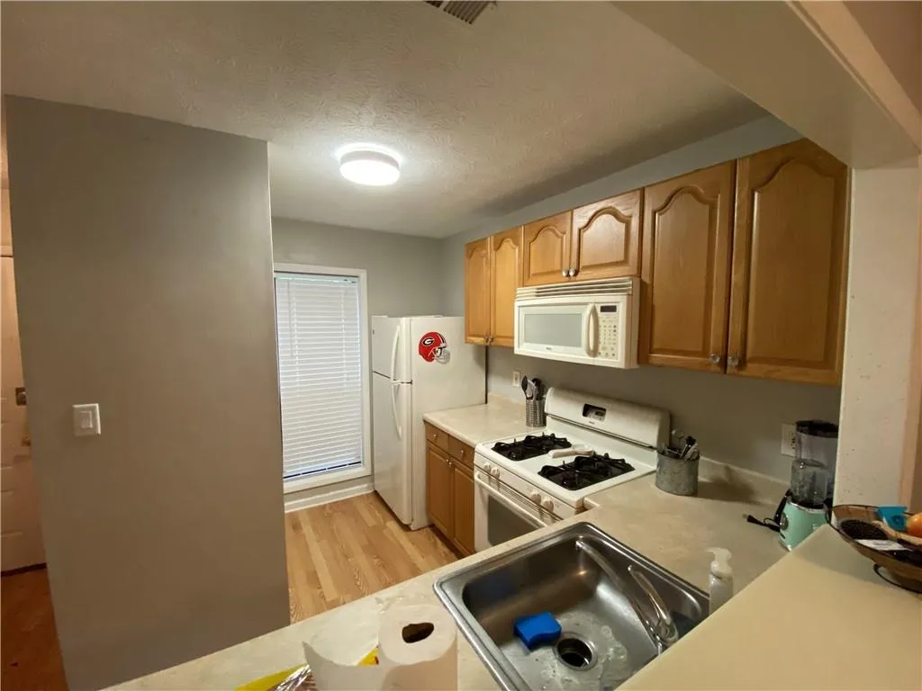 102 River Run Drive, Sandy Springs, Georgia 30350, 1 Bedroom Bedrooms, ,1 BathroomBathrooms,Residential,Sold,102 River Run Drive,6953413