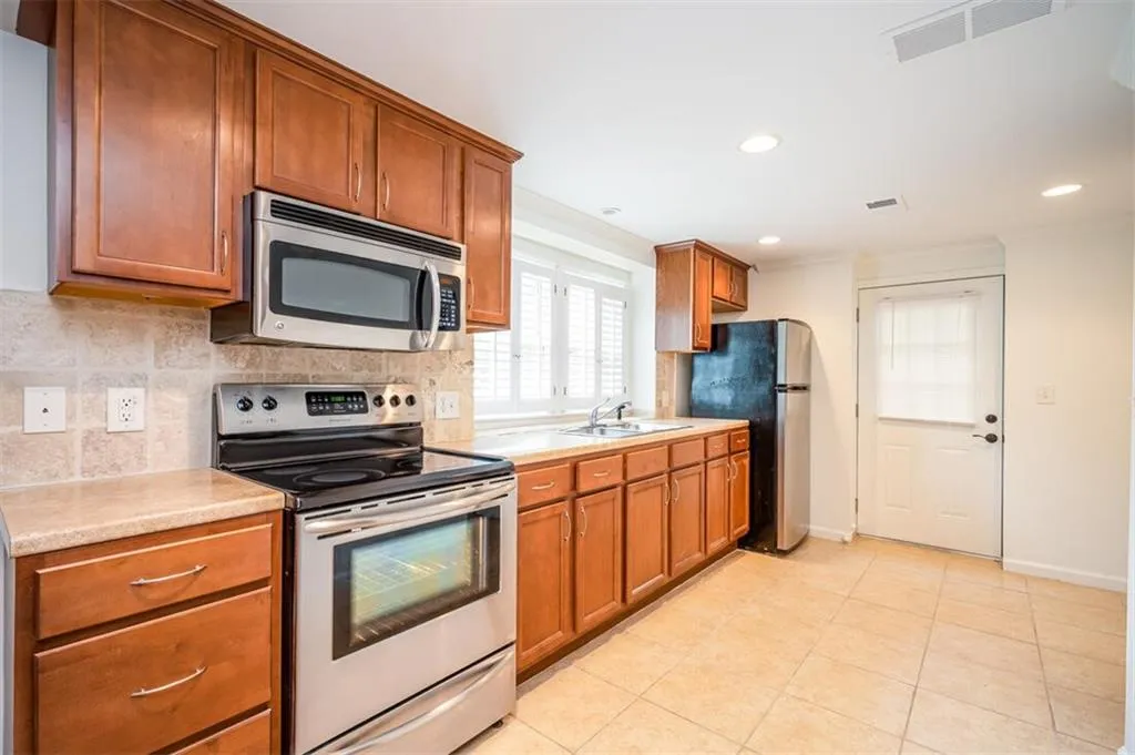 264 Devonwood Drive, Atlanta, Georgia 30328, 5 Bedrooms Bedrooms, ,4 BathroomsBathrooms,Residential,Sold,264 Devonwood Drive,7031181