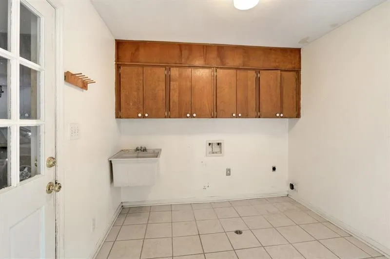 440 N Harbor Drive, Atlanta, Georgia 30328, 5 Bedrooms Bedrooms, ,3 BathroomsBathrooms,Residential,Sold,440 N Harbor Drive,6118535