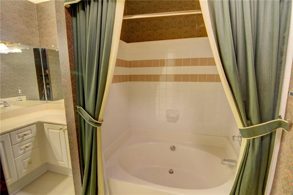 3334 Peachtree Road Ne Unit 1208, Atlanta, Georgia 30326, 2 Bedrooms Bedrooms, ,2 BathroomsBathrooms,Residential,For Sale,3334 Peachtree Road Ne Unit 1208,7615071