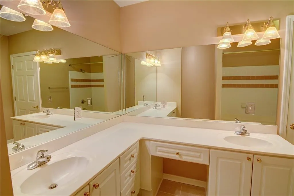 3334 Peachtree Road Ne Unit 1208, Atlanta, Georgia 30326, 2 Bedrooms Bedrooms, ,2 BathroomsBathrooms,Residential,For Sale,3334 Peachtree Road Ne Unit 1208,7615071