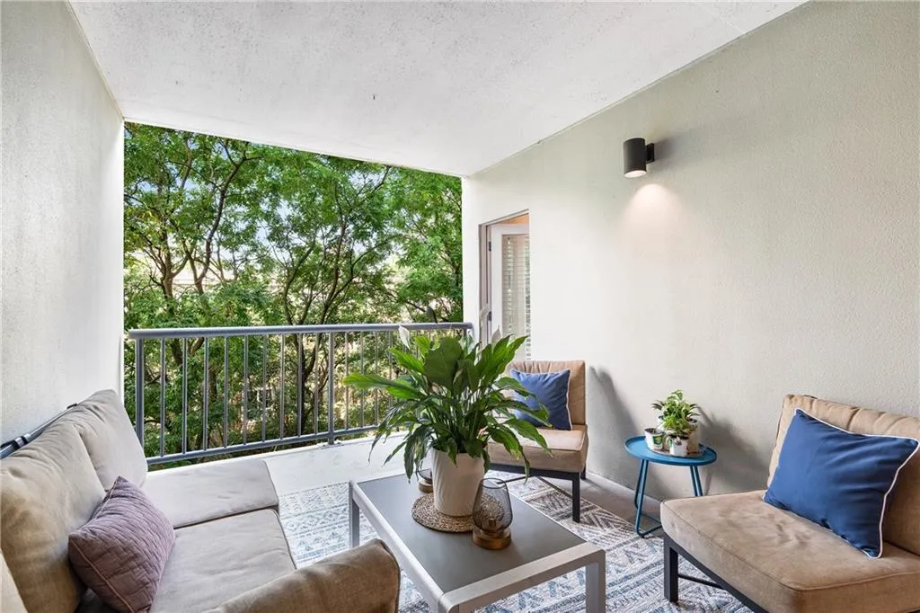 Balcony featuring an outdoor hangout area