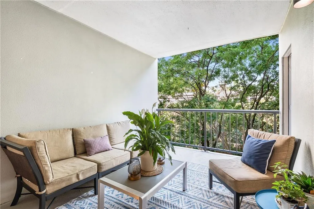 Balcony featuring outdoor lounge area