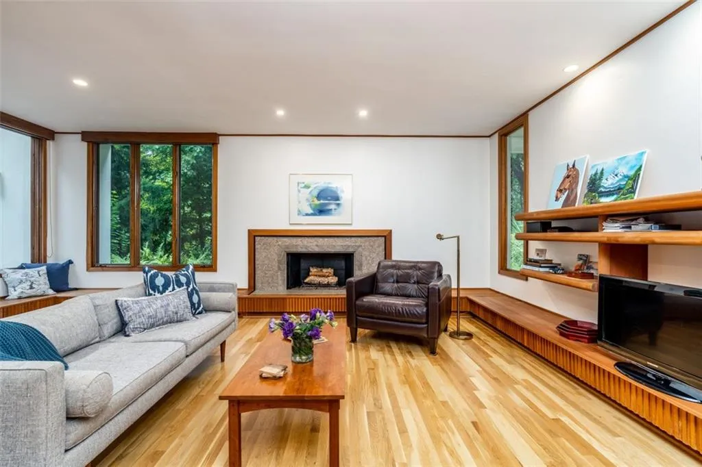 6125 River Chase Circle, Atlanta, Georgia 30328, 5 Bedrooms Bedrooms, ,3 BathroomsBathrooms,Residential,Sold,6125 River Chase Circle,6945203