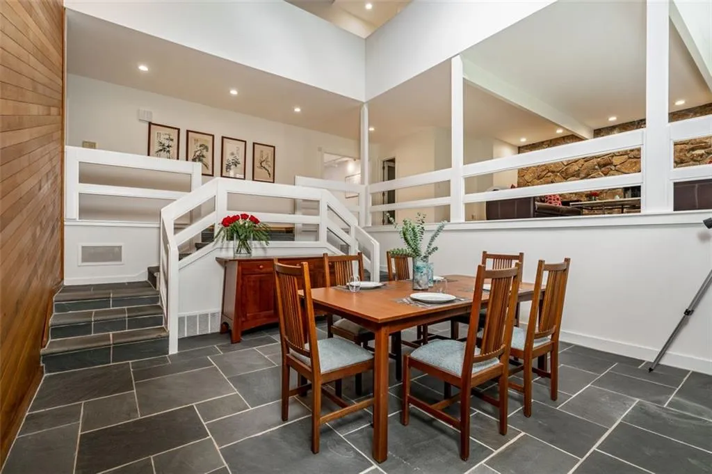 6125 River Chase Circle, Atlanta, Georgia 30328, 5 Bedrooms Bedrooms, ,3 BathroomsBathrooms,Residential,Sold,6125 River Chase Circle,6945203