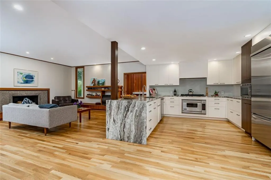 6125 River Chase Circle, Atlanta, Georgia 30328, 5 Bedrooms Bedrooms, ,3 BathroomsBathrooms,Residential,Sold,6125 River Chase Circle,6945203