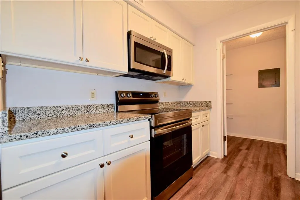 5143 Roswell Road Unit 9/43, Sandy Springs, Georgia 30342, 2 Bedrooms Bedrooms, ,1 BathroomBathrooms,Residential,Sold,5143 Roswell Road Unit 9/43,7021339