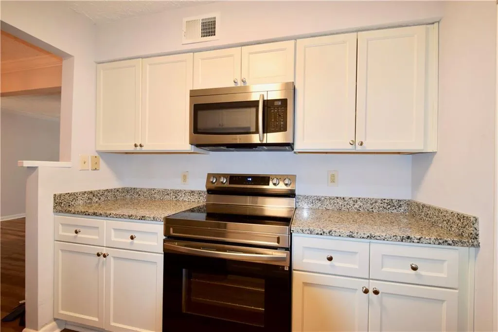 5143 Roswell Road Unit 9/43, Sandy Springs, Georgia 30342, 2 Bedrooms Bedrooms, ,1 BathroomBathrooms,Residential,Sold,5143 Roswell Road Unit 9/43,7021339