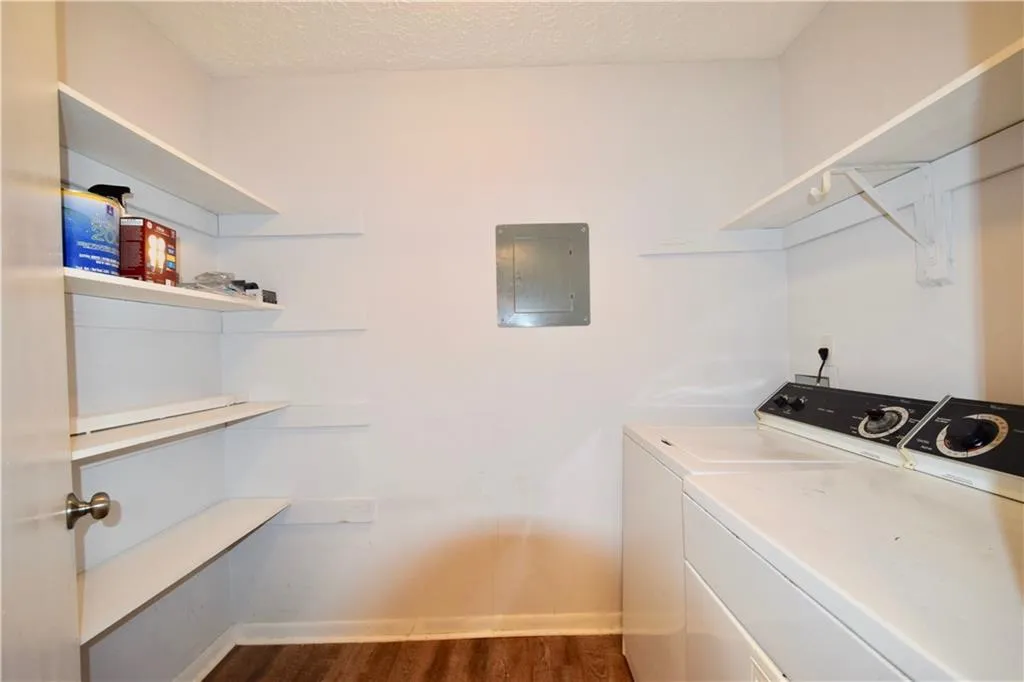 5143 Roswell Road Unit 9/43, Sandy Springs, Georgia 30342, 2 Bedrooms Bedrooms, ,1 BathroomBathrooms,Residential,Sold,5143 Roswell Road Unit 9/43,7021339