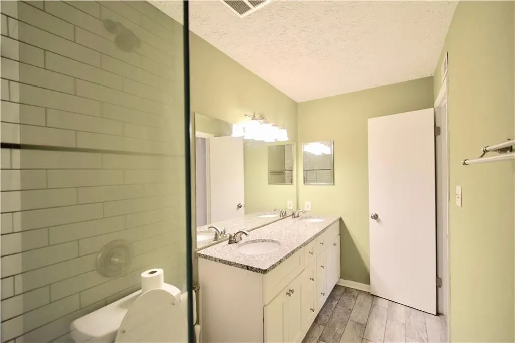 5143 Roswell Road Unit 9/43, Sandy Springs, Georgia 30342, 2 Bedrooms Bedrooms, ,1 BathroomBathrooms,Residential,Sold,5143 Roswell Road Unit 9/43,7021339