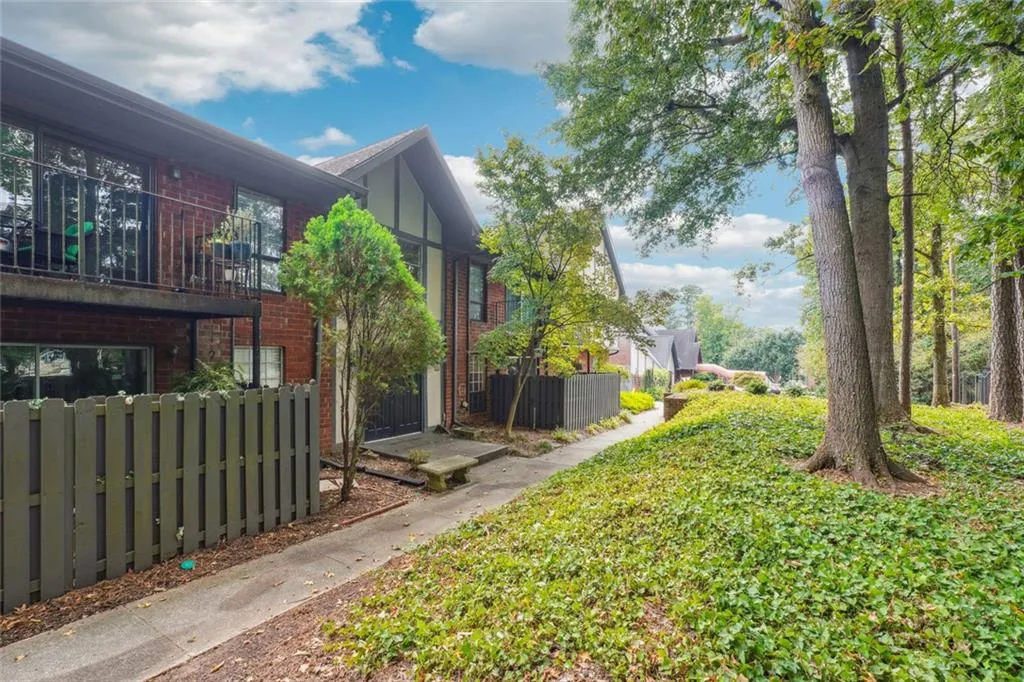 6851 Roswell Road Unit A-3, Sandy Springs, Georgia 30328, 2 Bedrooms Bedrooms, ,2 BathroomsBathrooms,Residential,For Sale,6851 Roswell Road Unit A-3,7653463