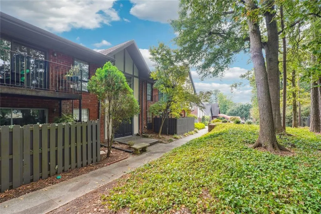 6851 Roswell Road Unit A-3, Sandy Springs, Georgia 30328, 2 Bedrooms Bedrooms, ,2 BathroomsBathrooms,Residential,For Sale,6851 Roswell Road Unit A-3,7653463