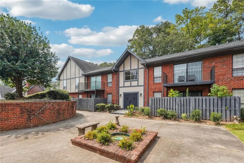 6851 Roswell Road Unit A-3, Sandy Springs, Georgia 30328, 2 Bedrooms Bedrooms, ,2 BathroomsBathrooms,Residential,For Sale,6851 Roswell Road Unit A-3,7653463