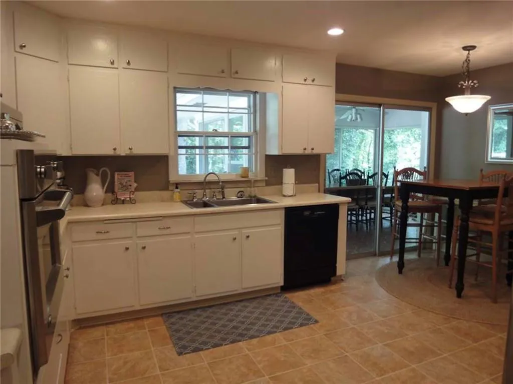 5425 Mount Vernon Parkway, Sandy Springs, Georgia 30327, 3 Bedrooms Bedrooms, ,2 BathroomsBathrooms,Residential,Sold,5425 Mount Vernon Parkway,6566129