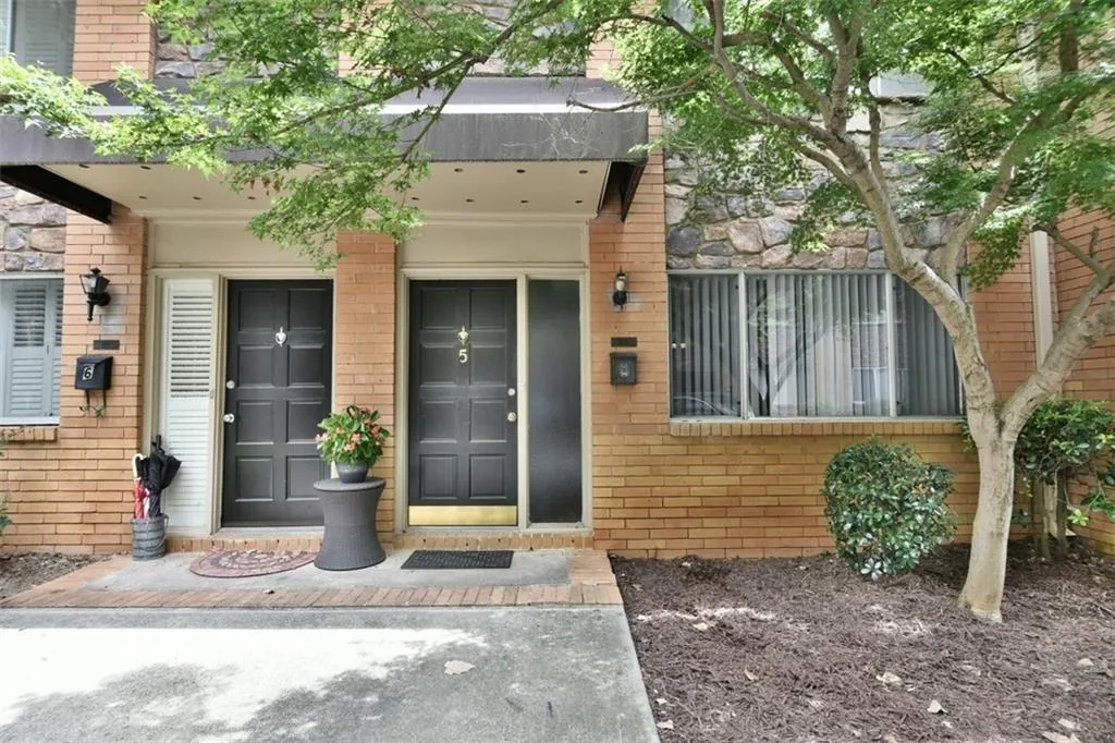120 Biscayne Drive Nw Unit B5, Atlanta, Georgia 30309, 2 Bedrooms Bedrooms, ,1 BathroomBathrooms,Residential,Sold,120 Biscayne Drive Nw Unit B5,5729167