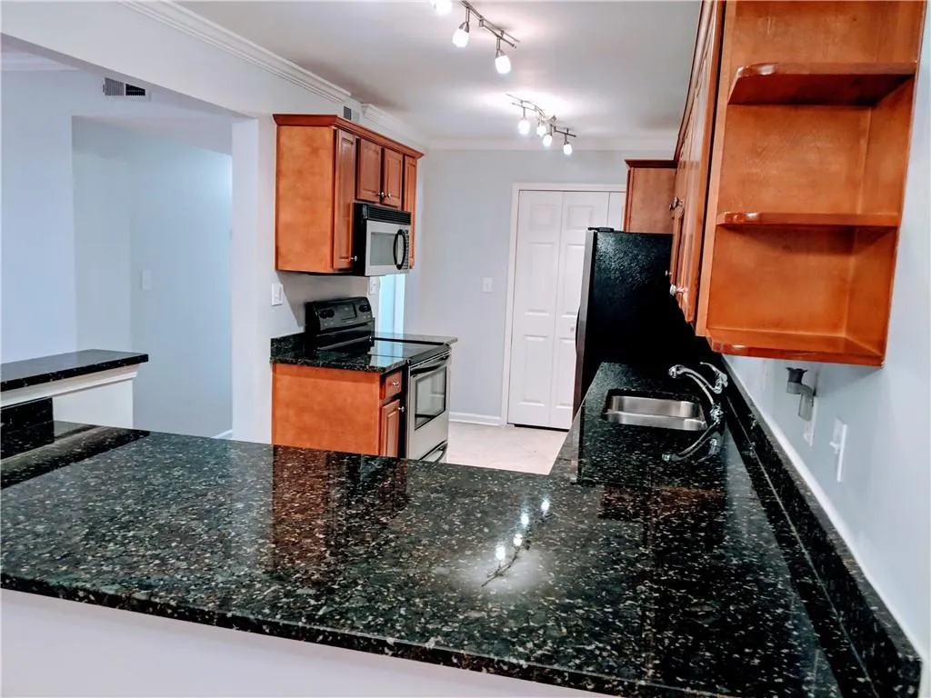 605 Brighton Point, Sandy Springs, Georgia 30328, 2 Bedrooms Bedrooms, ,2 BathroomsBathrooms,Residential,Sold,605 Brighton Point,6642106