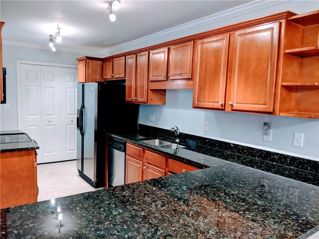 605 Brighton Point, Sandy Springs, Georgia 30328, 2 Bedrooms Bedrooms, ,2 BathroomsBathrooms,Residential,Sold,605 Brighton Point,6642106