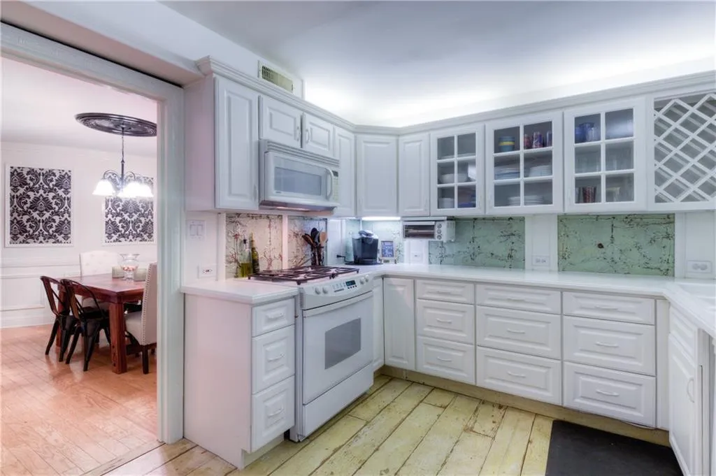 5400 Roswell Road Unit D4, Atlanta, Georgia 30342, 3 Bedrooms Bedrooms, ,2 BathroomsBathrooms,Residential,Sold,5400 Roswell Road Unit D4,5968070