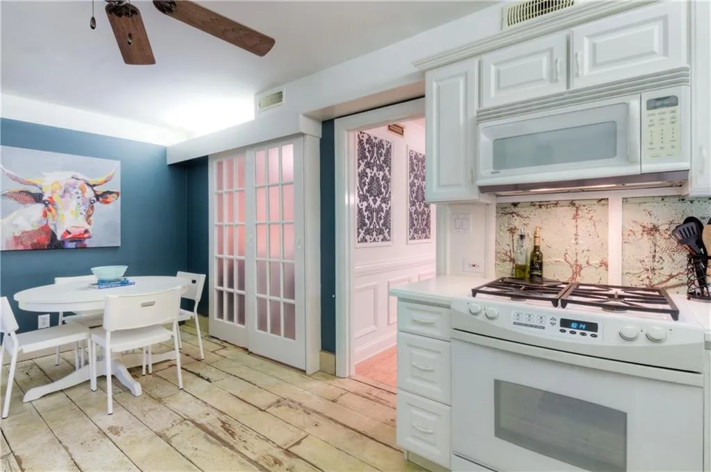 5400 Roswell Road Unit D4, Atlanta, Georgia 30342, 3 Bedrooms Bedrooms, ,2 BathroomsBathrooms,Residential,Sold,5400 Roswell Road Unit D4,5968070