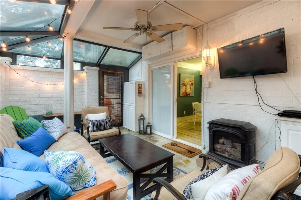 5400 Roswell Road Unit D4, Atlanta, Georgia 30342, 3 Bedrooms Bedrooms, ,2 BathroomsBathrooms,Residential,Sold,5400 Roswell Road Unit D4,5968070