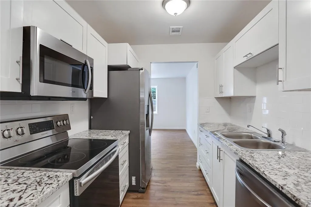 355 Winding River Drive Unit E, Sandy Springs, Georgia 30350, 2 Bedrooms Bedrooms, ,2 BathroomsBathrooms,Residential,Sold,355 Winding River Drive Unit E,6618817