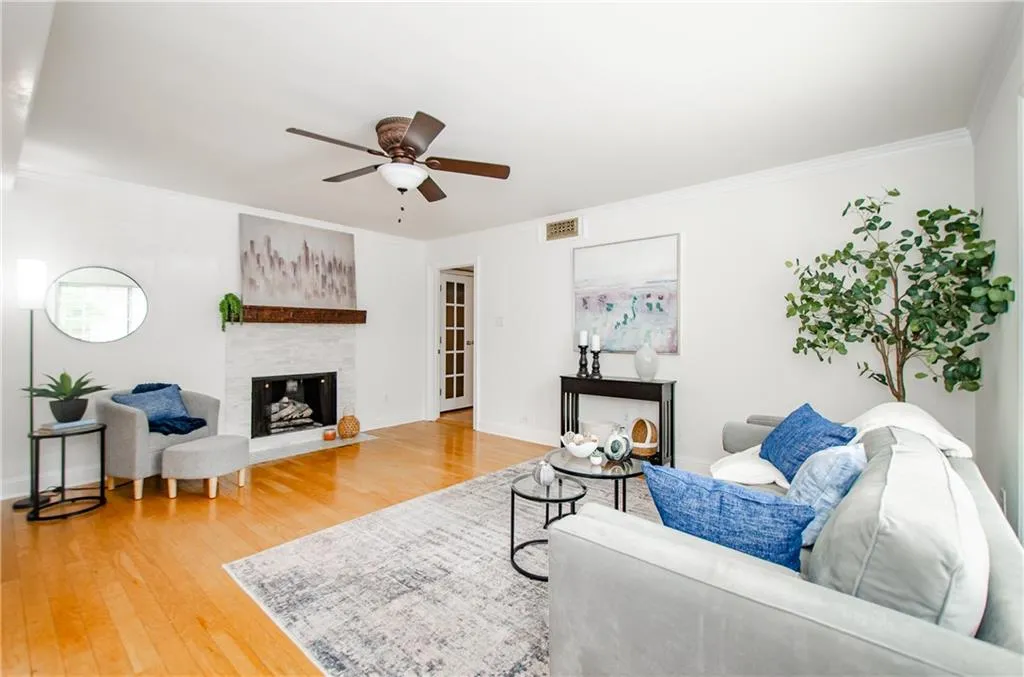 5400 Roswell Road Unit D4, Sandy Springs, Georgia 30342, 3 Bedrooms Bedrooms, 0 ,2 BathroomsBathrooms,Residential,For Sale,5400 Roswell Road Unit D4,7831381