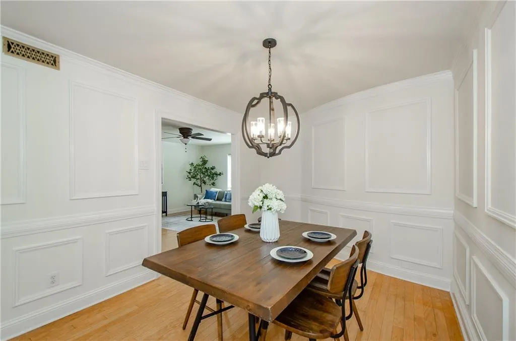 5400 Roswell Road Unit D4, Sandy Springs, Georgia 30342, 3 Bedrooms Bedrooms, 0 ,2 BathroomsBathrooms,Residential,For Sale,5400 Roswell Road Unit D4,7831381
