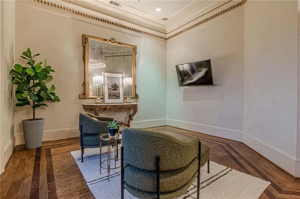 Sitting room with crown molding and baseboards