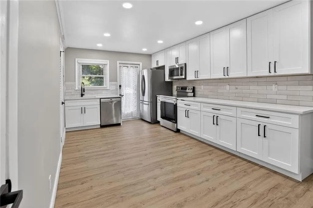 3510 Roswell Road Nw Unit E2, Atlanta, Georgia 30305, 2 Bedrooms Bedrooms, 0 ,2 BathroomsBathrooms,Residential,For Sale,3510 Roswell Road Nw Unit E2,7784891